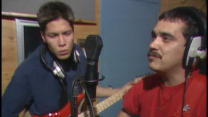 Florent Vollant et Claude McKenzie chantent en studio.