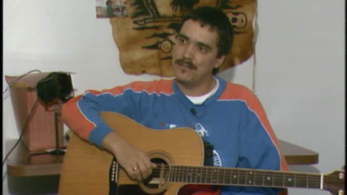 Florent Vollant avec sa guitare sous le bras.