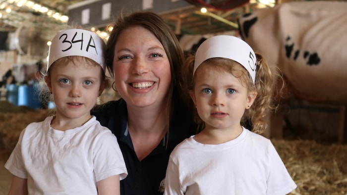 Une maman et ces deux enfants dans l'étable.