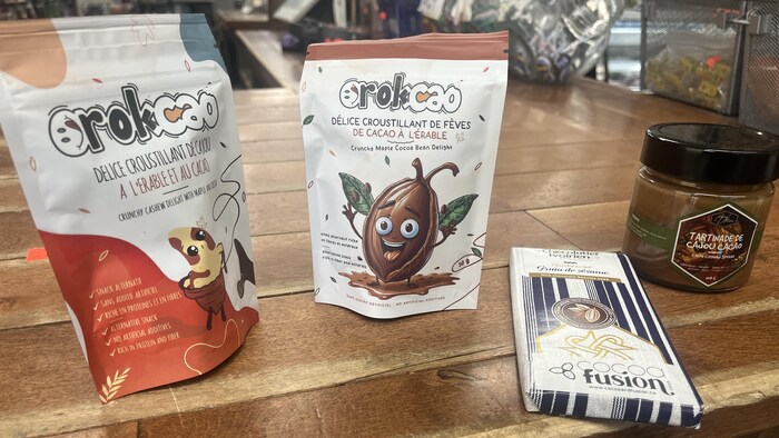 Des produits de chocolat sur une table.