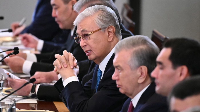 Kassym-Jomart Tokayev s'exprime lors d'un dîner officiel à la Maison-Blanche, entouré d'autres dirigeants d'Asie centrale.