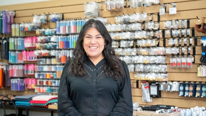 Kat Pasquach dans son commerce de perles.