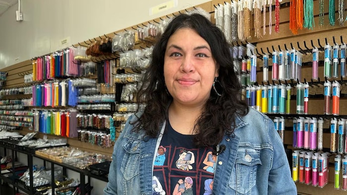 Kat Pasquach dans son commerce de perles, à Windsor.