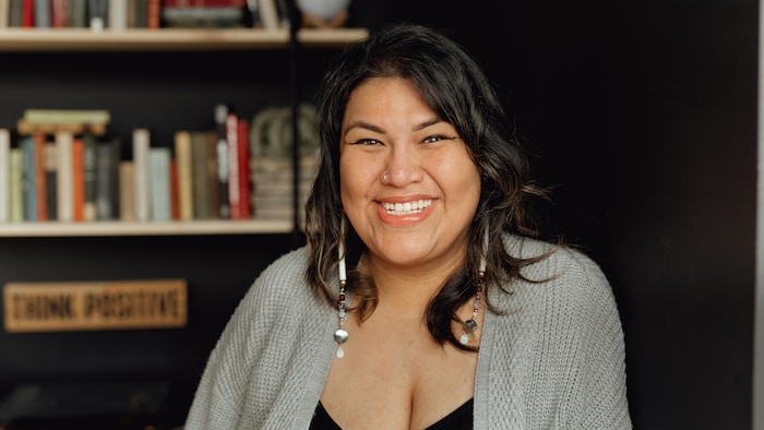 Kat Pasquach souriant à la caméra.