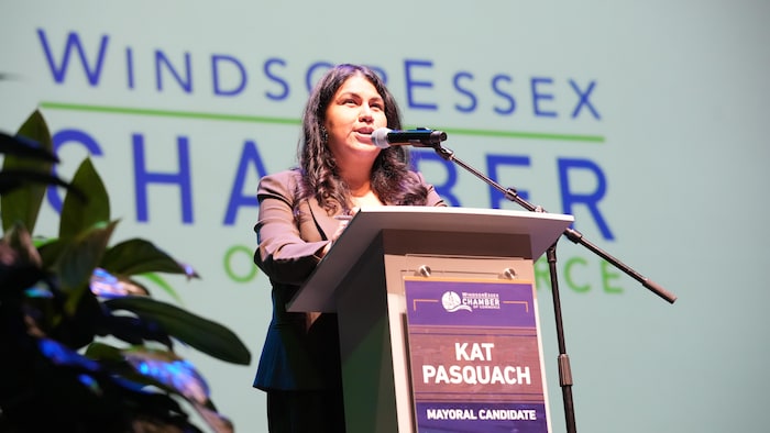 Kat Pasquach prend la parole lors du débat.