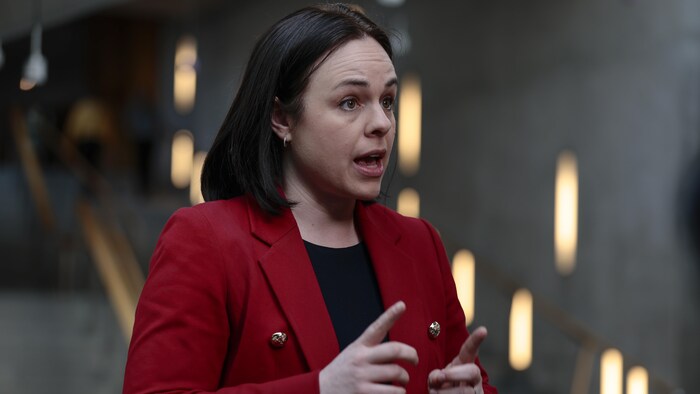 Kate Forbes s'adresse aux médias.