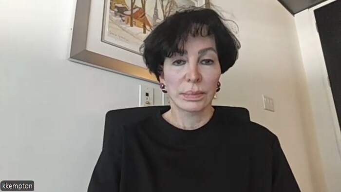 Kate Kempton est en entrevue assise sur une chaise dans un bureau.