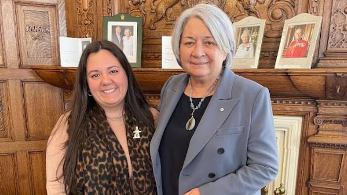 Deux femmes, dont la gouverneure générale du Canada, Mary Simon, se tiennent debout l'une à côté de l'autre.