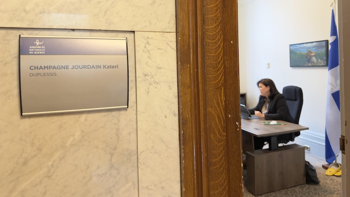 Pancarte indiquant le bureau de Kateri Champagne Jourdain de la circonscription de Duplessis.