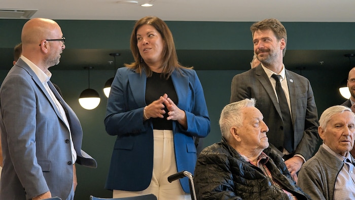 Kateri Champagne Jourdain entourée d'acteurs du milieu.