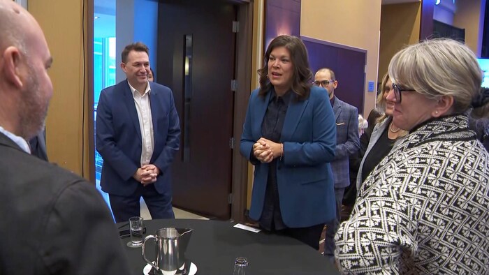 La ministre Kateri Champagne-Jourdain s'adresse à des participants au Forum sur l'emploi. 