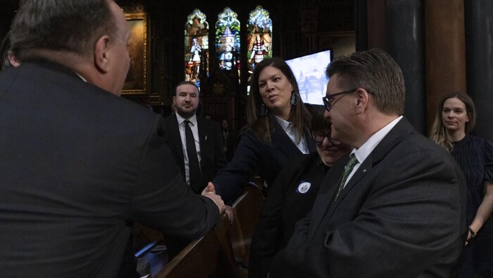 Kateri Champagne Jourdain serre la main du premier ministre François Legault.