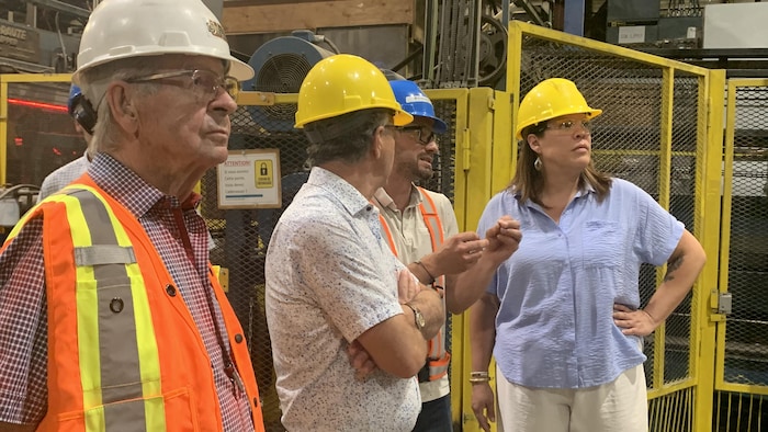 La ministre Champagne Jourdain, lors d'une visite à l'usine LVL Global de Ville-Marie.