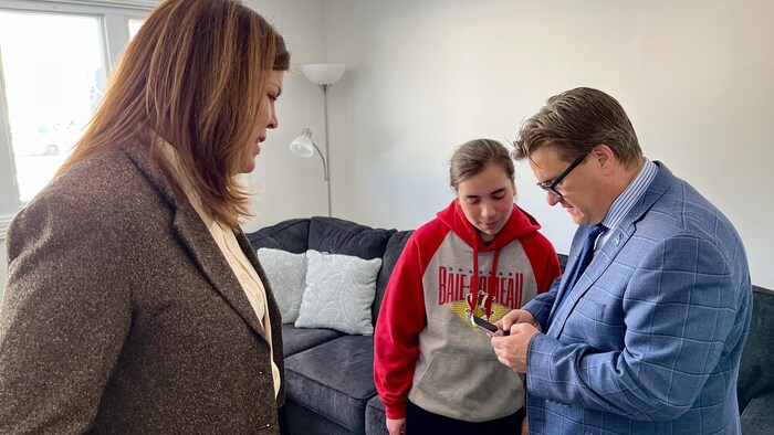 Kateri Champagne Jourdain et Yves Montigny discutent avec Benoit Wright.