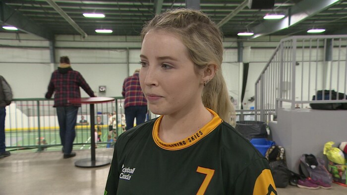 La capitaine de l'équipe féminine de ballon-chasseur de la Saskatchewan, Kate Wilkinson, répond aux question de la journaliste Geneviève Patterson. 