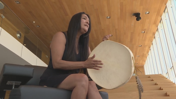 كاتيا روك تؤدي أغنية بلغة الإينو أيمون وهي تنقر على بندير خاص بالسكان الأصليين. 