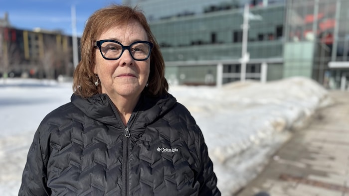 Une représentante de directions d'écoles posant à l'extérieur