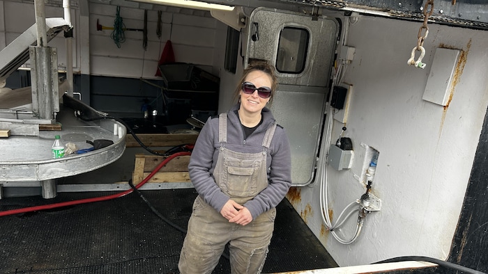 Kathryn Ellis à bord d'un bateau de pêche.
