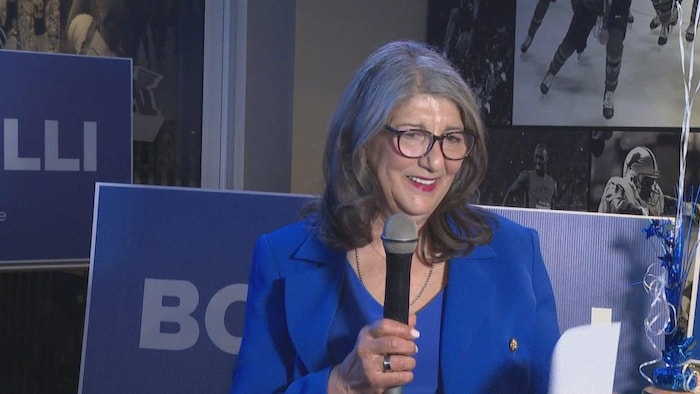 Kathy Borrelli mirco à la main