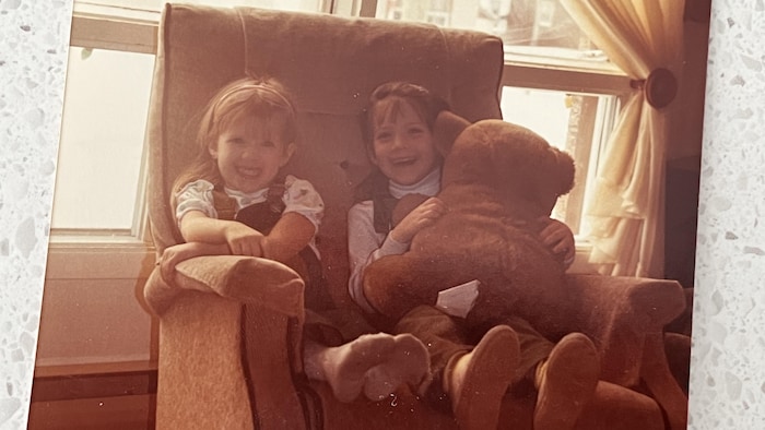 Katia et Karine Brûlé alors qu'elles étaient enfants.  