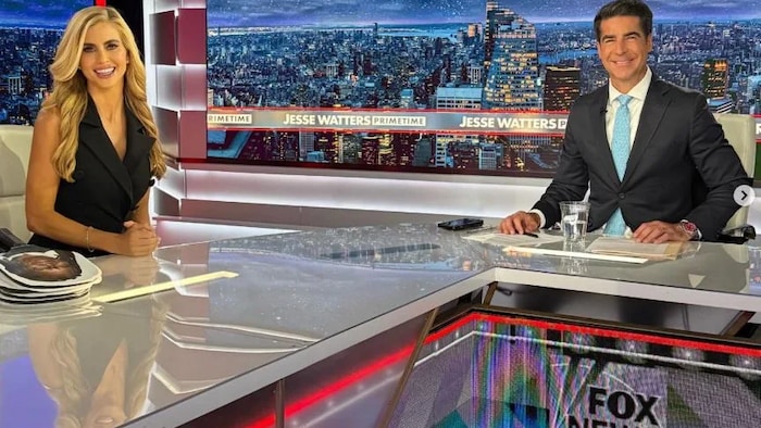 Katie Zacharia et Jesse Watters sur un plateau de télévision.