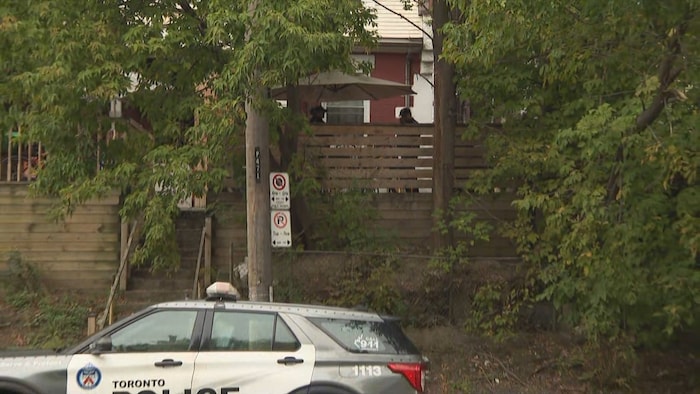 Une voiture de police devant une maison de Toronto.
