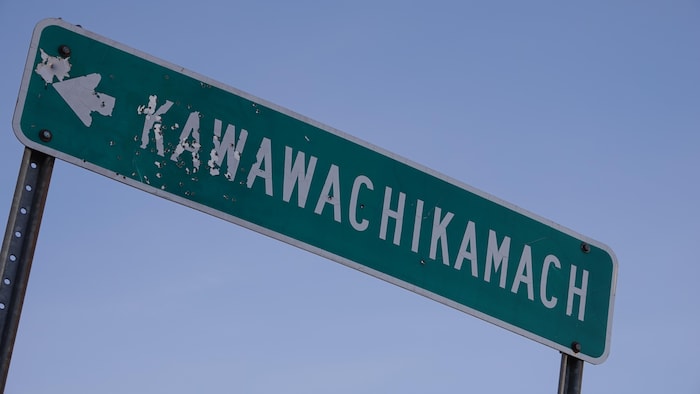 Une affiche indiquant le nom de la communauté de Kawawachikamach.