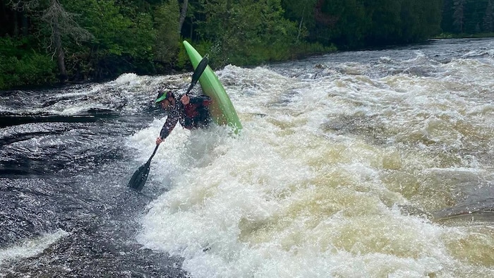 Un kayakiste sur la rivière Kipawa, dans une manoeuvre périlleuse.