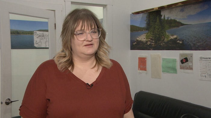 Kayla Demong dans une pièce.