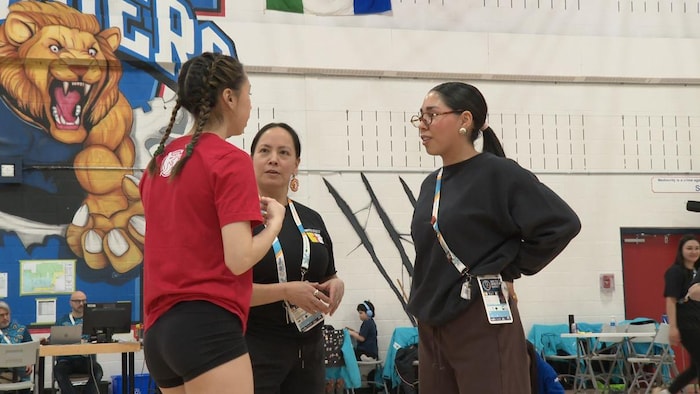 Kayla Tikivik, Susie Pearce et Naja Pearce discutent.