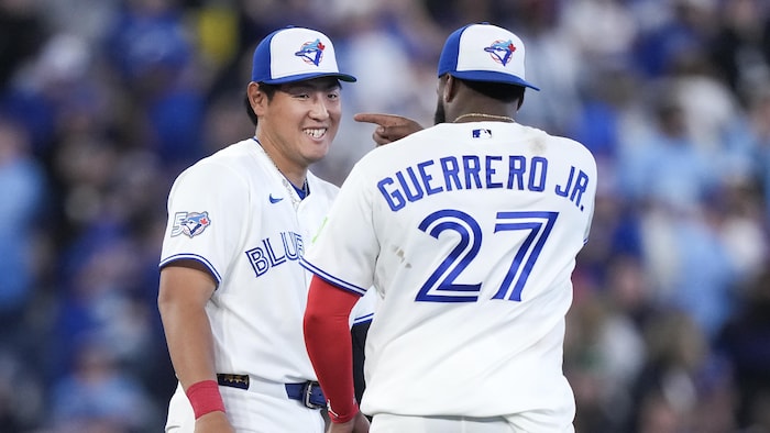 Kazuma Okamoto célèbre une victoire avec Vladimir Guerrero fils.
