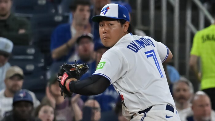 Kazuma Okamoto dans l'uniforme blanc des Blue Jays.