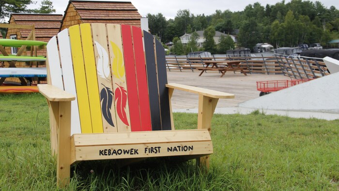 Une chaise en bois peinte aux couleurs de la communauté.