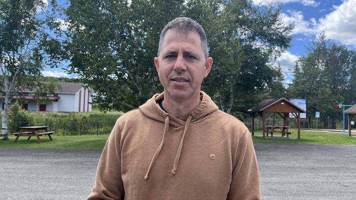 Éric Gagnon pose pour une photo à l'extérieur.