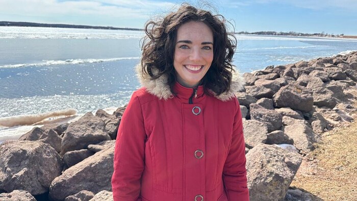 Une femme sur la plage.