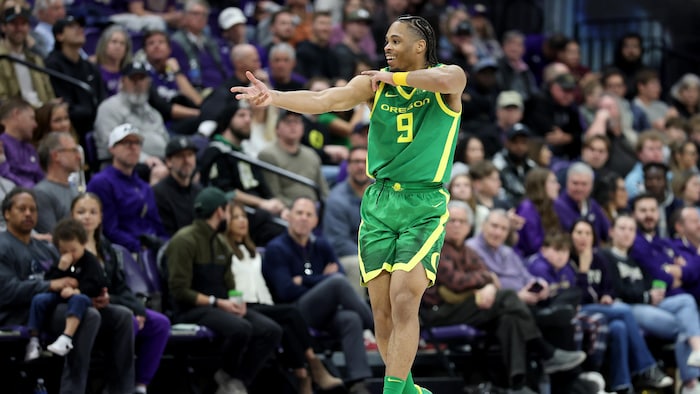 Un basketteur célèbre un tir à trois points.