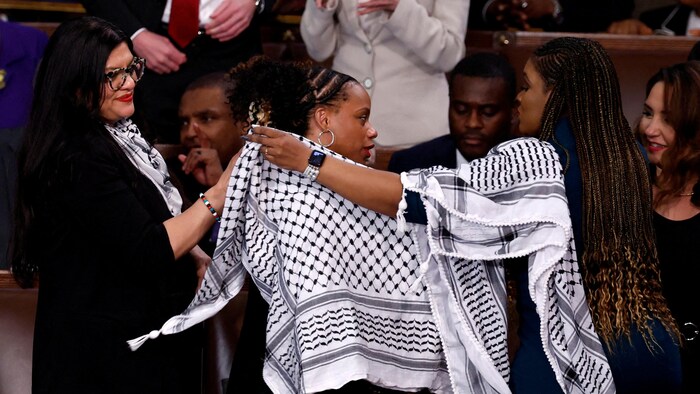 Les représentantes Rashida Tlaib. Cori Bush et Summer Lee portent des keffiehs palestiniens lors du discours de l'état de l'Union du président américain Joe Biden, le 7 mars 2024.