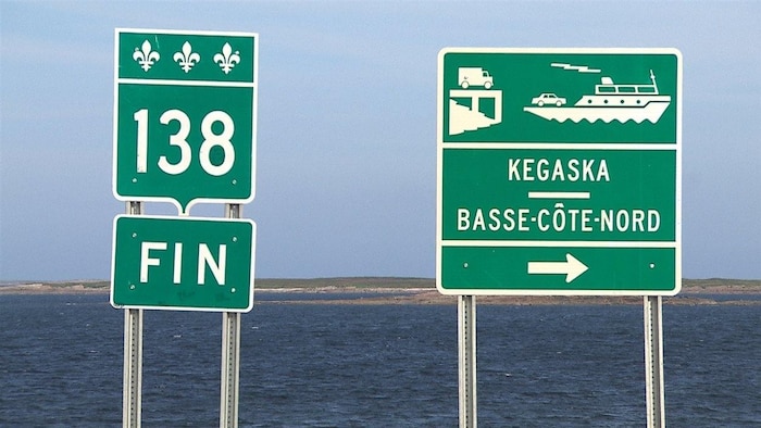 Les panneaux indicateurs de la fin de la route 138 près de l'eau.