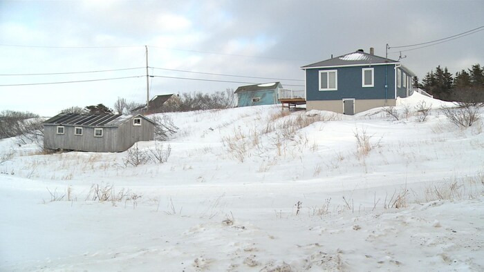 Une maison sur une petite colline.