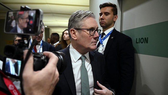 Le premier ministre britannique Keir Starmer devant les caméras.