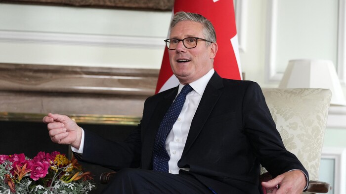 Keir Starmer est assis.