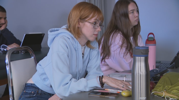 Keira Hill dans une salle de classe.