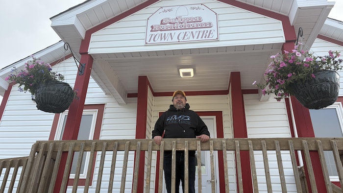 Keith Pike, le directeur des services municipaux du village de Red Bay pris en photo devant l'hôtel de ville.