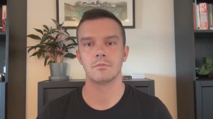 Keldon Bester en entrevue par vidéoconférence.