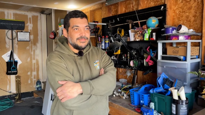 Kelly Adams, le beau-père de Saelym DeGrandpré, dans le garage, qui fait office de studio.