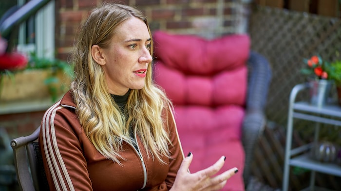 Kelly Gordon donne une entrevue à Radio-Canada.