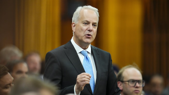Le député conservateur Kelly McCauley pose une question lors de la période des questions à la Chambre des communes, sur la Colline du Parlement à Ottawa, le mardi 10 juin 2025.