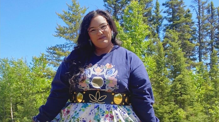 Kelly Vollant-Desterres en robe traditionnelle