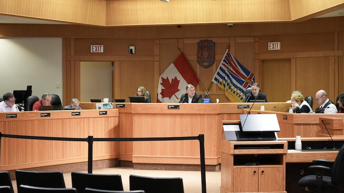 Le maire de Kelowna, Tom Dyas, entouré du directeur général de la Ville, de la greffière municipale et de ses huit conseillers municipaux, le 4 décembre 2025.