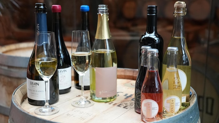 Plusieurs bouteilles de vin désalcoolisé sur un tonneau à Sandhill Wines à Kelowna, le 3 mars 2026.